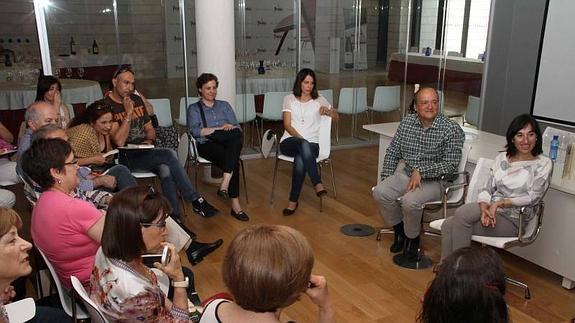 El escritor Martín Garzo dialoga sobre su último libro con los lectores peñafielenses