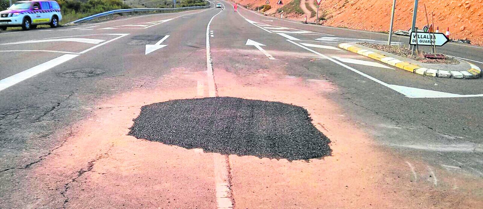 El firme de la carretera de Guardo a Palencia se hunde en Villalba