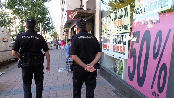 La Policía detiene a cinco jóvenes por varios hurtos con el método del abrazo