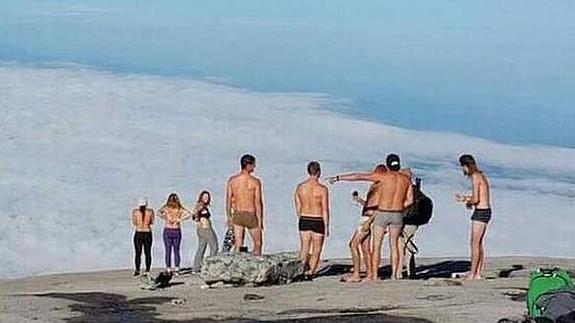 Juzgados cuatro turistas en Malasia por desnudarse en la cima de una montaña sagrada