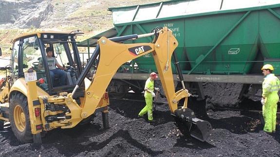 Los mineros vuelcan la carga de un tren en León y cortan la conexión con Asturias