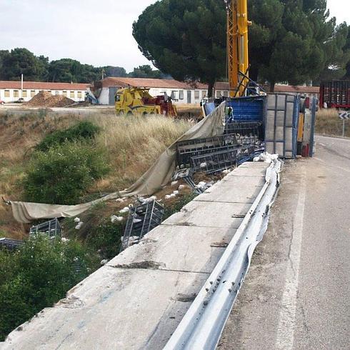 El vuelco de un camión complica la circulación en los alrededores de Íscar