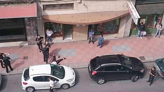Herida grave una mujer que se precipitó a la calle desde la ventana de un hostal de León