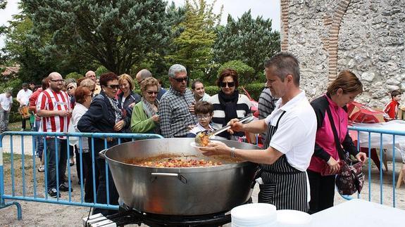 La caldereta de la Fiesta del Postiguillo reúne en Cuéllar a más de un centenar de personas