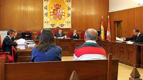 El matrimonio segoviano acusado de estafar a un amigo culpa a un bróker sin identificar