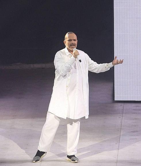 Miguel Bosé llevará a las fiestas de Laguna, el 5 de septiembre, su espectáculo ‘Amo Tour’
