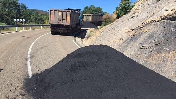 Un piquete de mineros vuelca la carga de dos camiones para exigir dar una tregua al sector