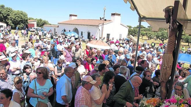 Miles de peregrinos muestran su devoción ante el Cristo de Cabrera en su día grande
