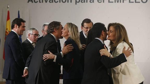 Los españoles, los que más besan en el trabajo