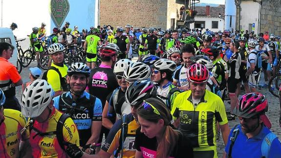 250 ciclistas pedalean por una buena causa