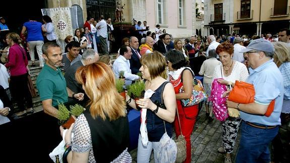 Palencia celebra la festividad de su copatrono, San Juan, con el reparto de tomillo