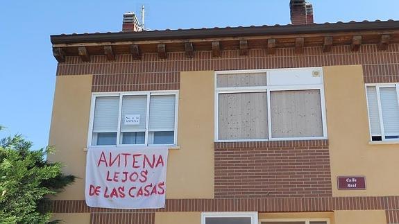 Pancartas contra la antena