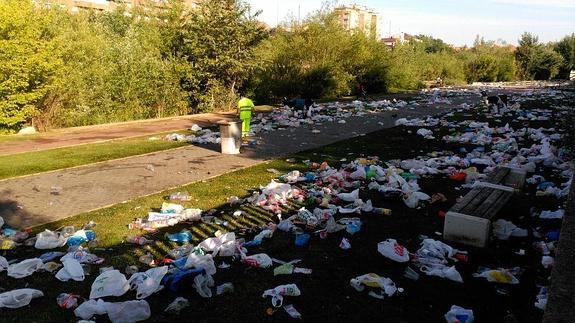 La resaca del botellón de San Juan tiñe de basura el paseo del Bermesga
