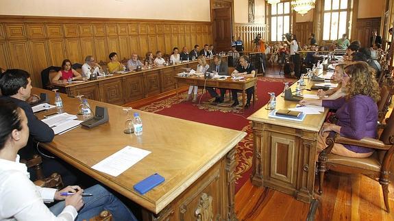 El primer pleno del mandato se abre con una atípica alianza de PP, PSOE y Ganemos