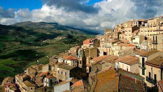 Un pueblo de Sicilia vende sus casas a un euro