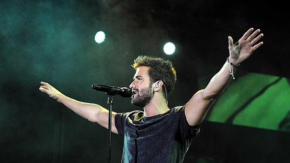 Un Pablo Alborán apoteósico estimula el ánimo musical de la noche