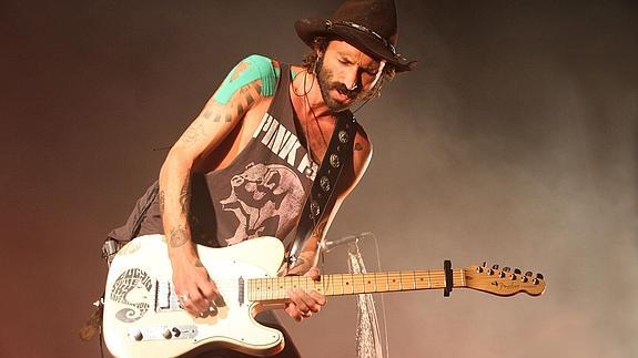 Leiva exhibe su rock en el calor de la noche