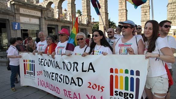 La colorida marcha del orgullo gay en Segovia reivindica «la igualdad real»