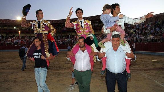 Abellán, El Fandi y Víctor Barrio suman siete orejas y salen a hombros del coso de Segovia