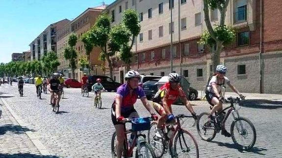 Bicicla reclama un carril bici en la avenida de la Constitución