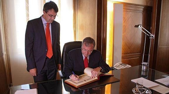 Diputación y Ayuntamiento de León acuerdan crear una red de bases de bomberos provincial