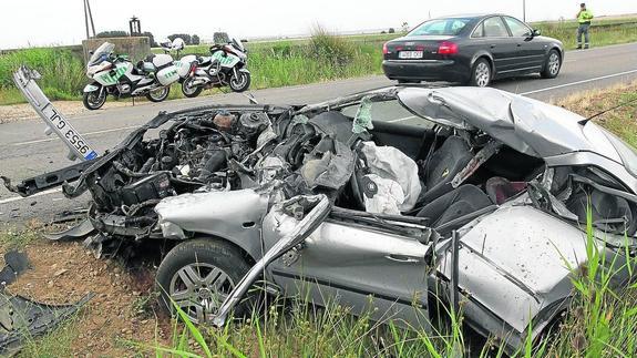 Un muerto al colisionar un turismo contra un tractor en Paredes de Nava