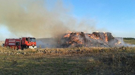 Un incendio destruye una nave ganadera y obliga al desalojo de los animales