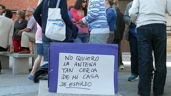 La empresa no cede a la presión y rechaza terrenos gratis en El Espirdo para su antena