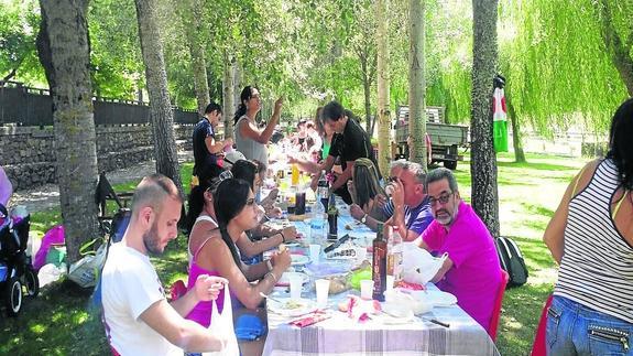 Los niños saharauis disfrutan en Velilla de una jornada de convivencia