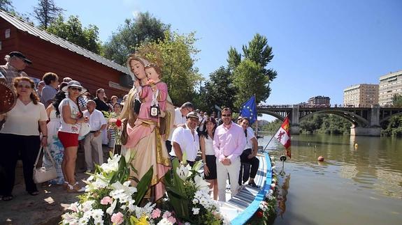 La procesión fluvial de la Virgen del Carmen reúne una asistencia masiva