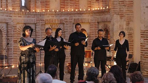El Coro Algarabía abre el ciclo ‘Voces del Mudéjar’ en el ábside de Santiago