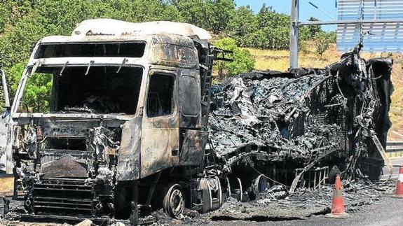 El incendio de un camión corta tres horas la autovía A-66 en Béjar
