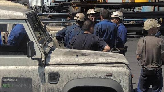 Hallan el cuerpo del minero leonés atrapado en la cabina de su camión en Cerredo