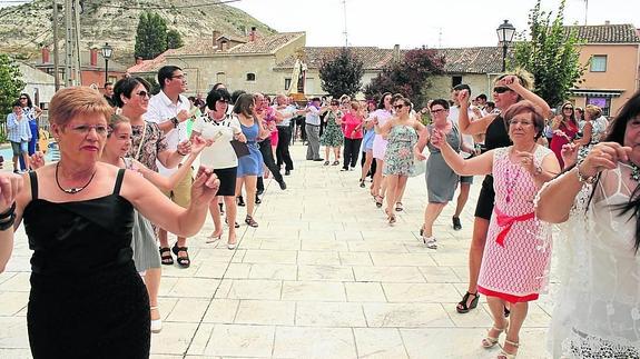 Los ceviqueños danzan a la Virgen