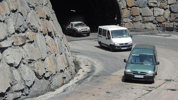 Las brigadas logran recuperar y sacar al exterior el cadáver de Roberto Calviño