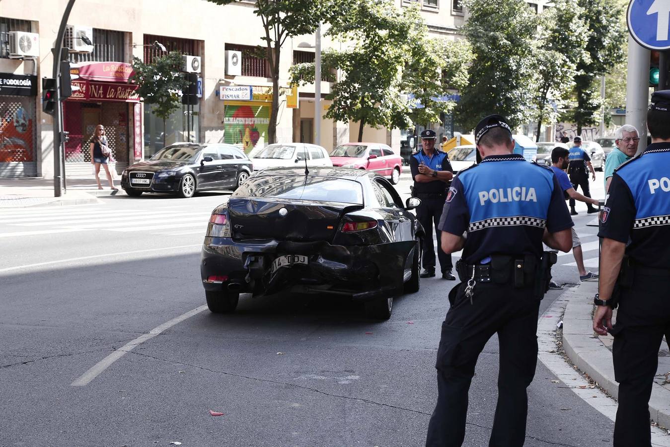 Dos conductores ‘picados’ provocan una colisión de tres coches con una mujer herida