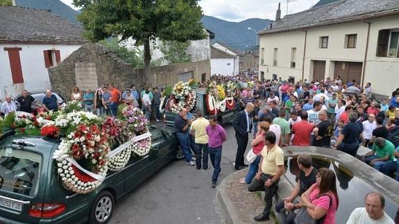 Miles de personas dan su último adiós a Roberto Calviño