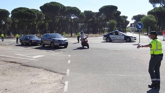 Un radar móvil caza a 28 conductores en media hora en la carretera del Pinar