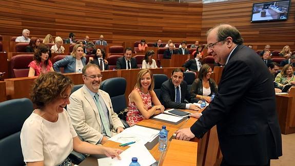 Lucas, Angulo y López, elegidos senadores por Castilla y León con 67 votos a favor, la abstención de Ciudadanos y UPL y la oposición de Podemos e IU
