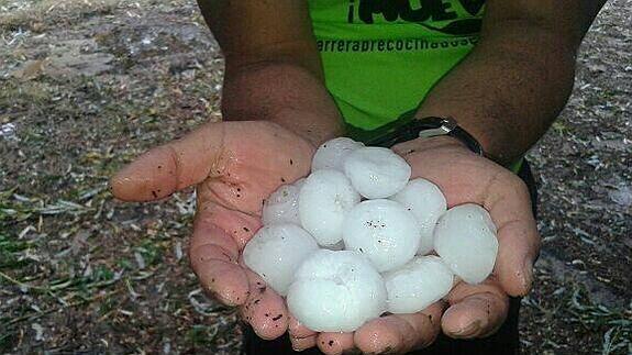 Una fuerte granizada provoca daños en viviendas y coches en Cervera