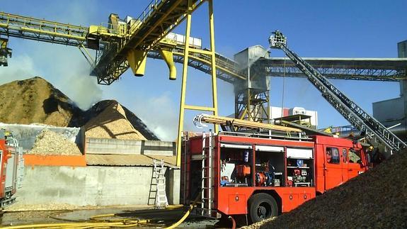 Cinco trabajadores atendidos por inhalar humo en el incendio de Tafisa