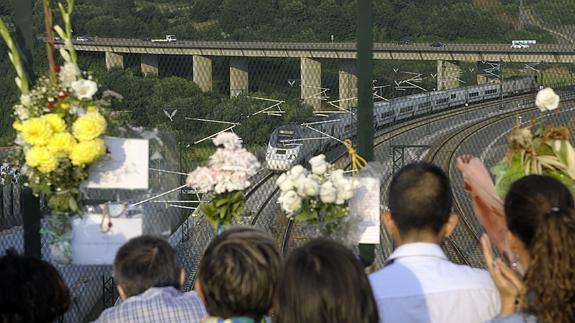 IU recuerda a las víctimas del Alvia y advierte de que faltan responsabilidades por depurar