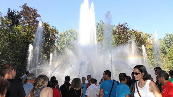 Las fuentes de La Granja recuperan su esplendor ante miles de personas