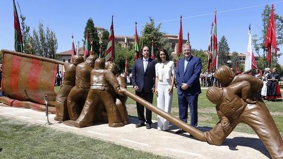 León inaugura 'El pendón leonés', un «canto explícito al equilibrio de fuerzas y a la solidaridad popular»