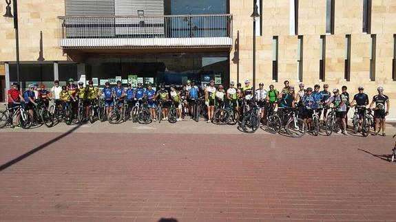 Una quedada ciclista rinde homenaje a Diego y Sergio García en el segundo aniversario del atropello
