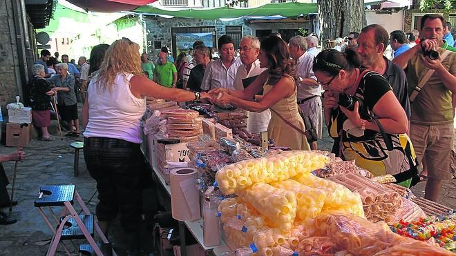 Buen ambiente y productos de calidad en la Feria de Artesanía de Herguijuela de la Sierra