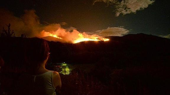 La UME logra proteger en la noche los pueblos de Ocero y Espinareda de Vega del fuego 'nivel 2'