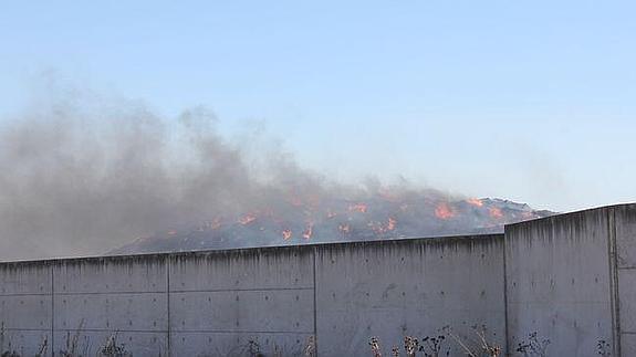 Cientos de neumáticos siguen ardiendo en la planta de RMD y expertos advierten de «que la extinción podría tardar un mes»