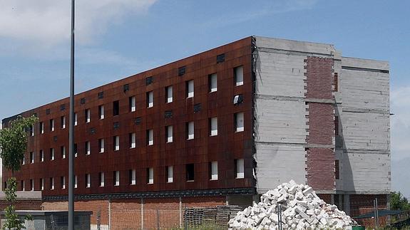 La promotora del hotel de Quitapesares paga 740.000 euros y se compromete a acabar la obra