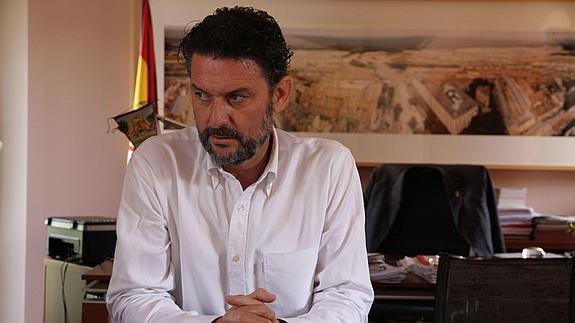 El alcalde granjeño ofrece bajarse 6.000 euros el sueldo, «pero no por pose»